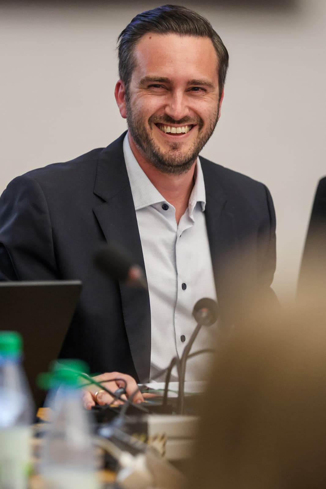 Torsten Keller lächelt an einem Tisch mit Mikrofon
